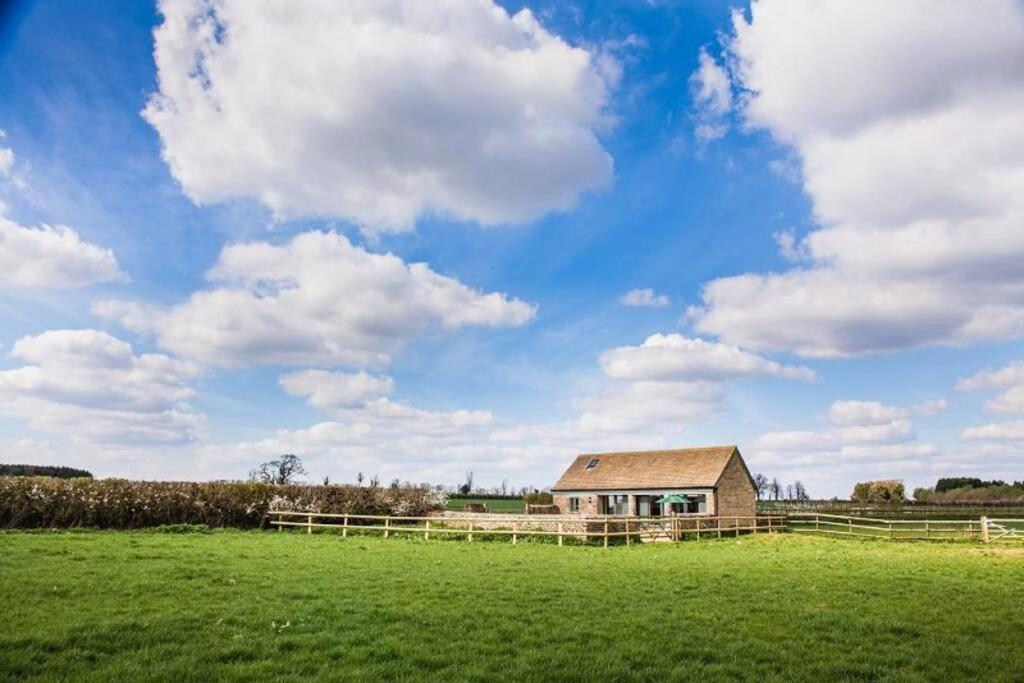 Secluded Romantic Cotswolds Barn - Sleeps 2 To 4 - Near Cirencester - Dog Friendly Villa Kemble Kültér fotó