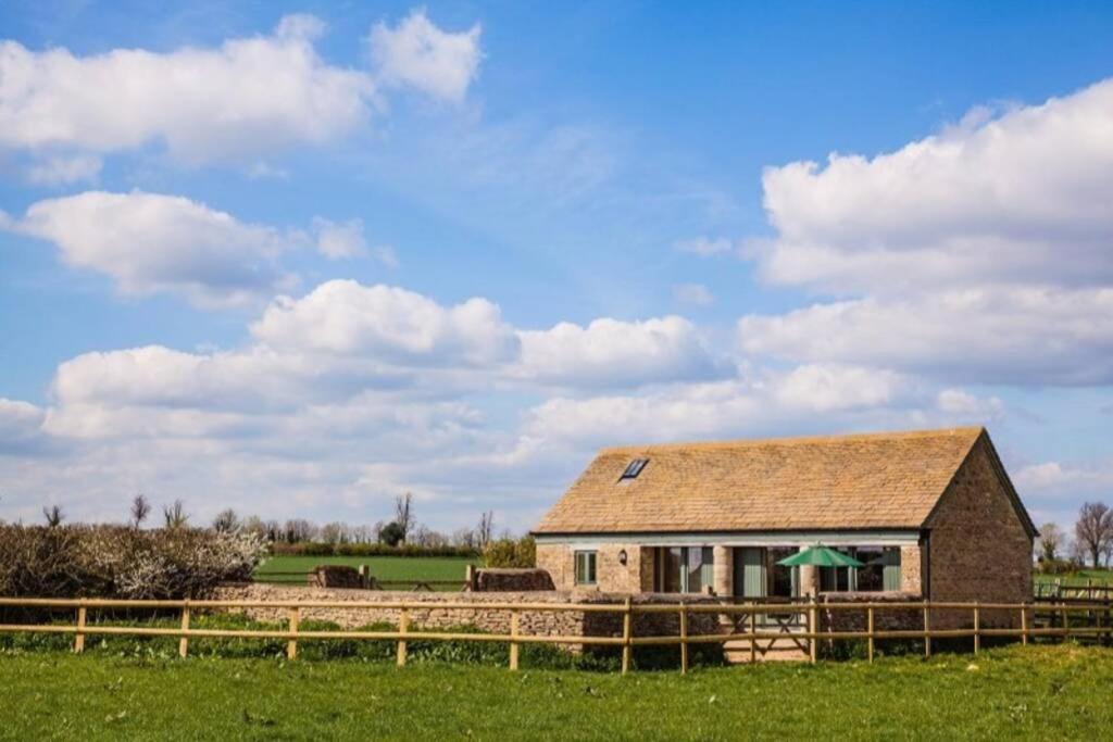 Secluded Romantic Cotswolds Barn - Sleeps 2 To 4 - Near Cirencester - Dog Friendly Villa Kemble Kültér fotó