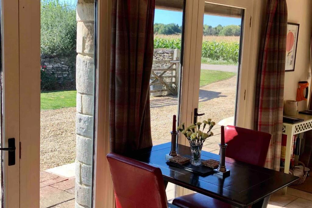 Secluded Romantic Cotswolds Barn - Sleeps 2 To 4 - Near Cirencester - Dog Friendly Villa Kemble Kültér fotó