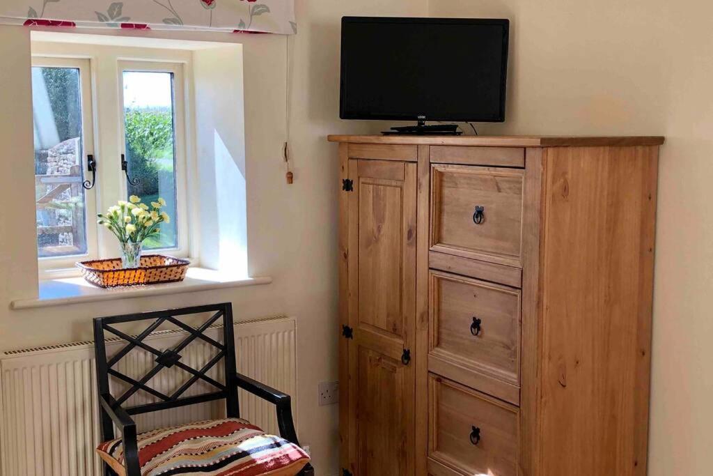 Secluded Romantic Cotswolds Barn - Sleeps 2 To 4 - Near Cirencester - Dog Friendly Villa Kemble Kültér fotó