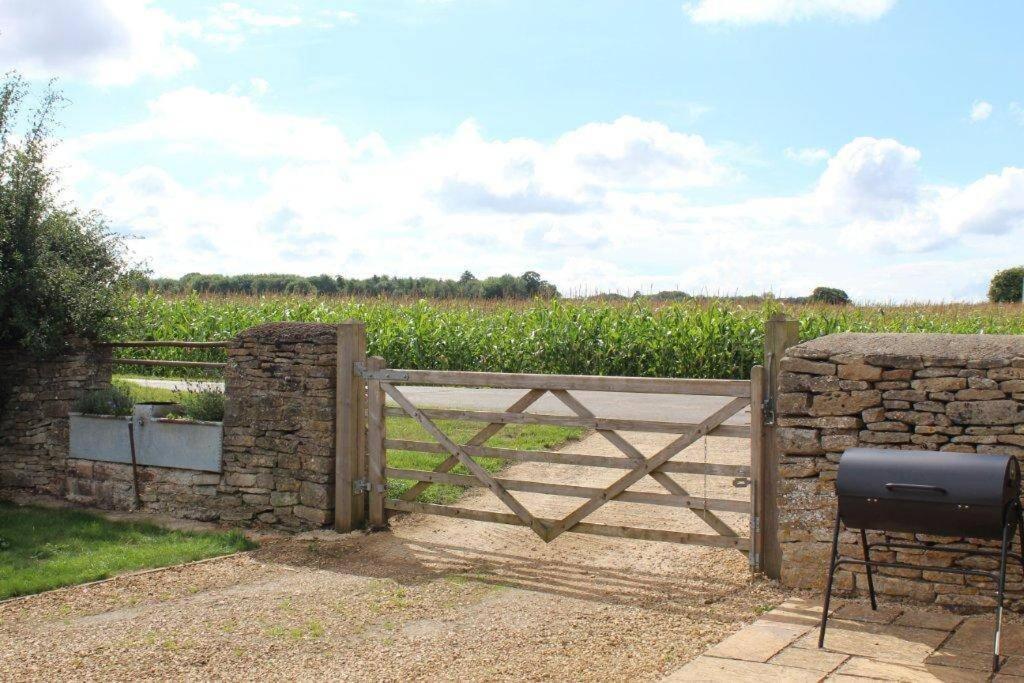 Secluded Romantic Cotswolds Barn - Sleeps 2 To 4 - Near Cirencester - Dog Friendly Villa Kemble Kültér fotó