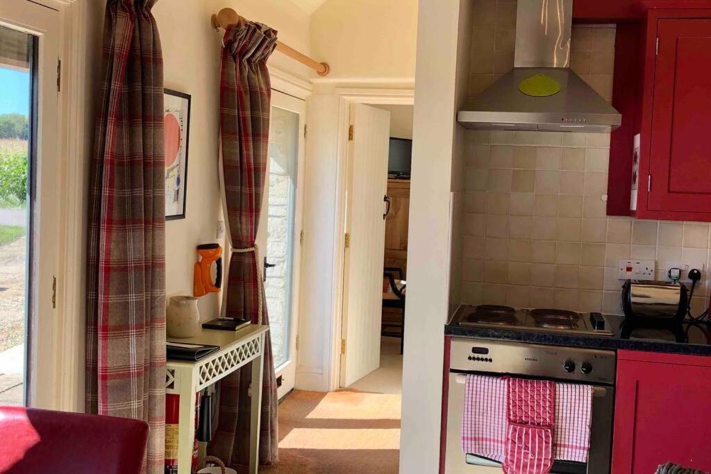 Secluded Romantic Cotswolds Barn - Sleeps 2 To 4 - Near Cirencester - Dog Friendly Villa Kemble Kültér fotó