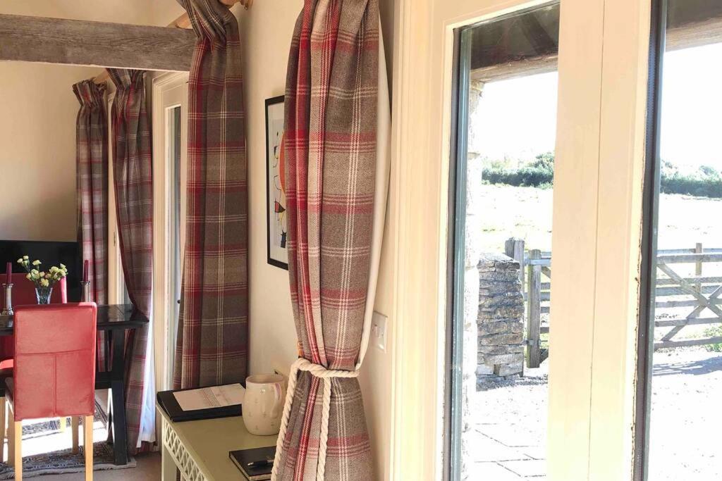 Secluded Romantic Cotswolds Barn - Sleeps 2 To 4 - Near Cirencester - Dog Friendly Villa Kemble Kültér fotó