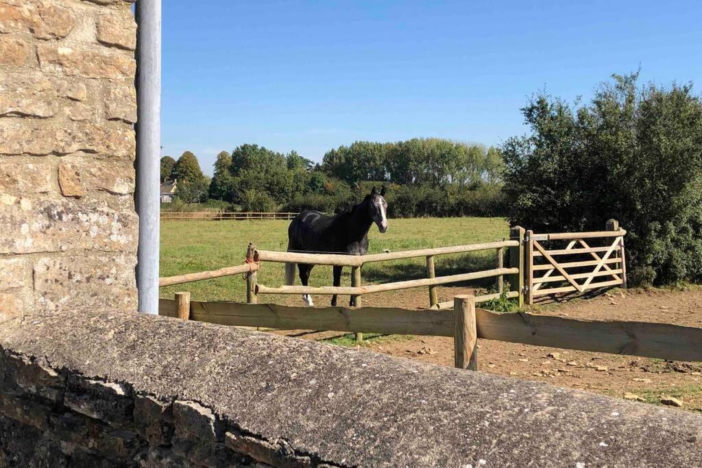 Secluded Romantic Cotswolds Barn - Sleeps 2 To 4 - Near Cirencester - Dog Friendly Villa Kemble Kültér fotó
