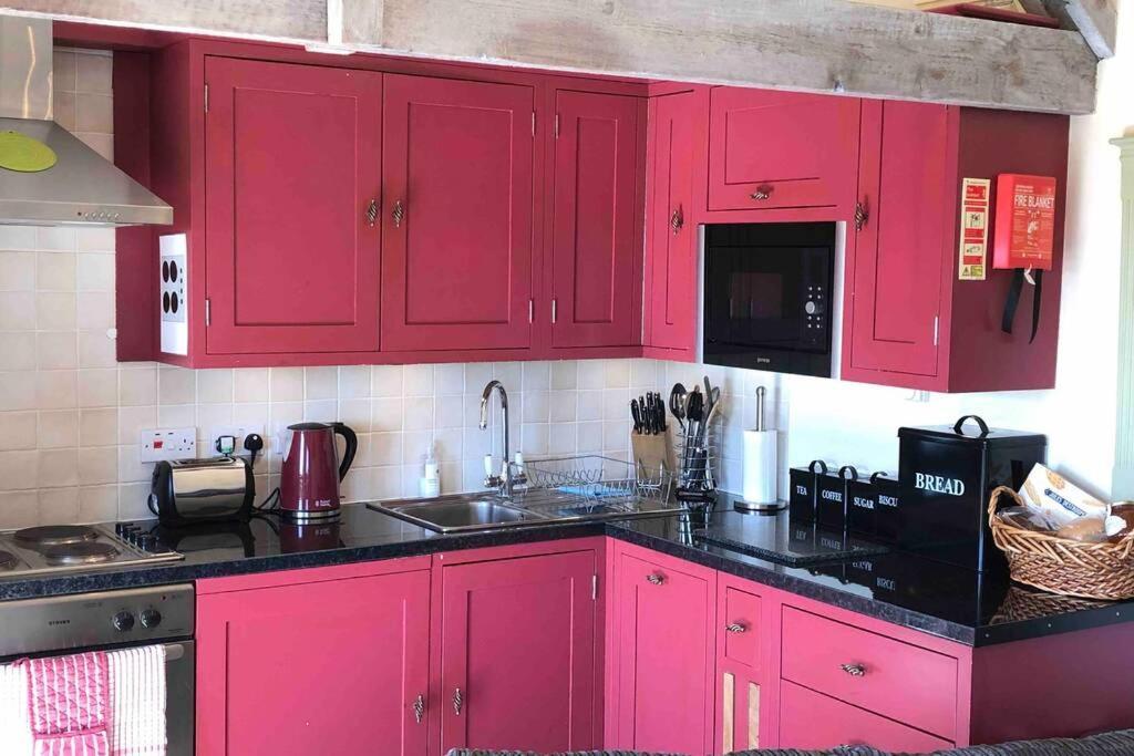 Secluded Romantic Cotswolds Barn - Sleeps 2 To 4 - Near Cirencester - Dog Friendly Villa Kemble Kültér fotó